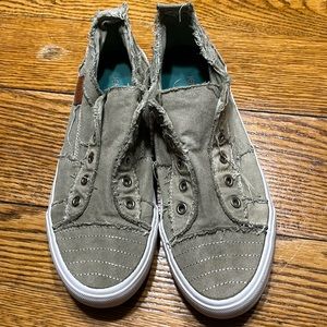 Jenn Ardor sneakers. No size but fits like an 8.5.  Good used condition